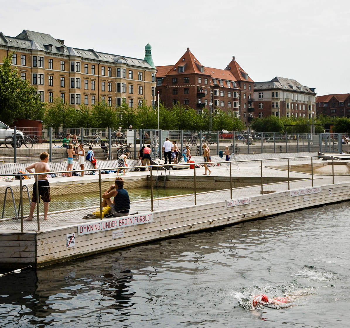 Århus og Københavns havnenære industriområder er blevet omdannet til livlige boligkvarterer. Livet skabes også ved de mange gæster fra hele byen, der nyder sommerlivet ved vandet. Foto: Thorbjørn Hansen, Kontraframe